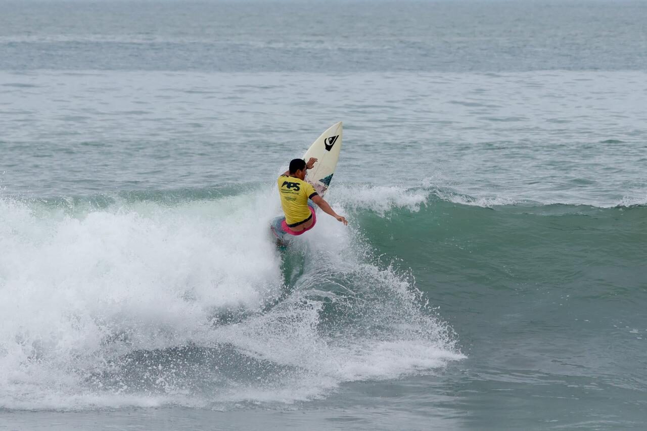Surfista en una ola