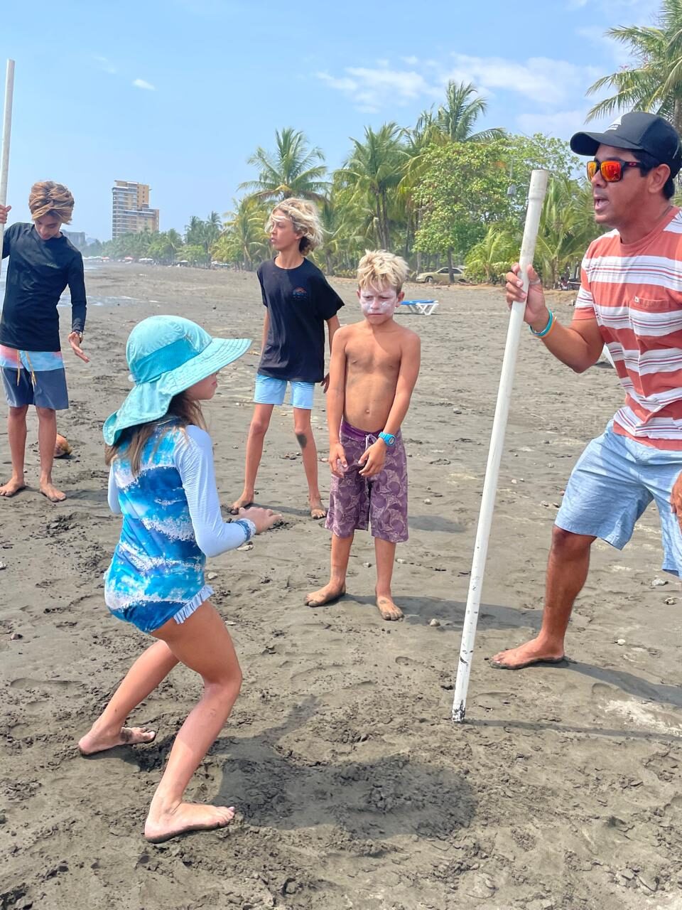 Clase de surf para niños en la playa